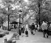 123711 Gezicht op de bloemenmarkt op het Janskerkhof te Utrecht.